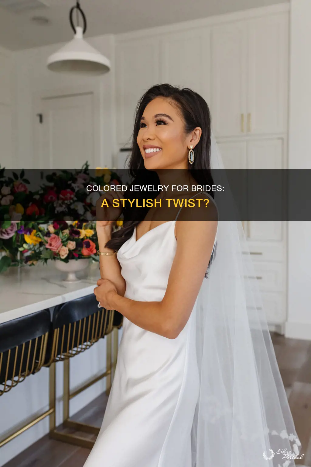 can bride wear colored jewelry with wedding dress