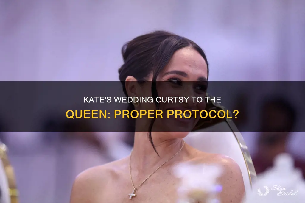 did kate curtsy to the queen at her wedding