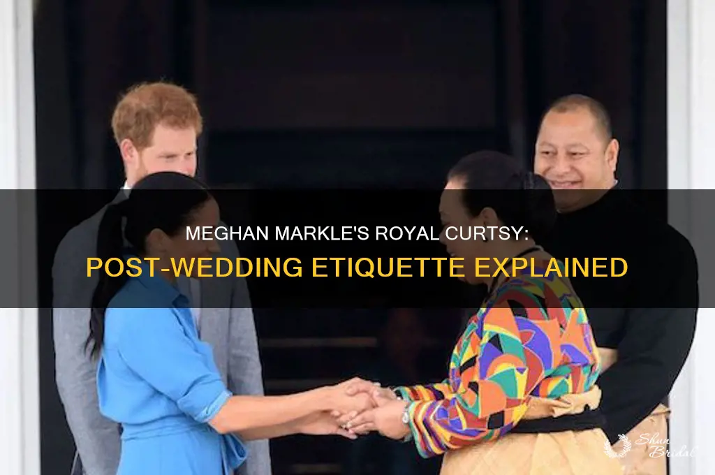 did meghan curtsy to queen after wedding ceremony