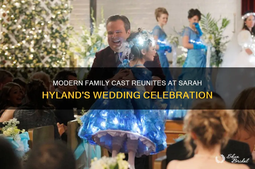 did the modern family cast go to sarah hyland