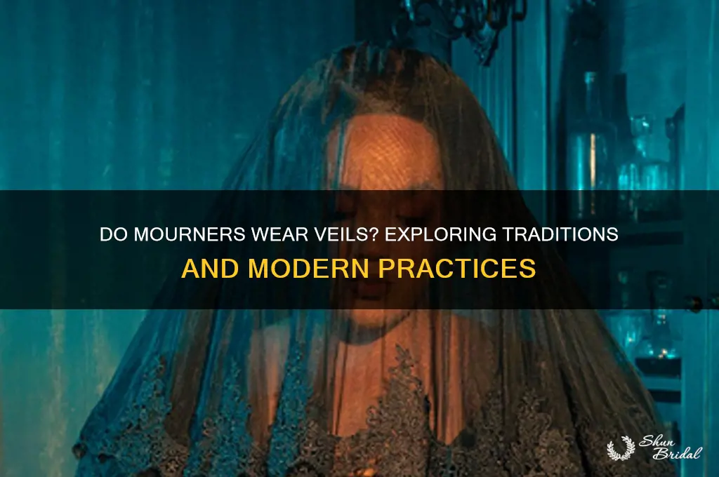 do mourners wear veils