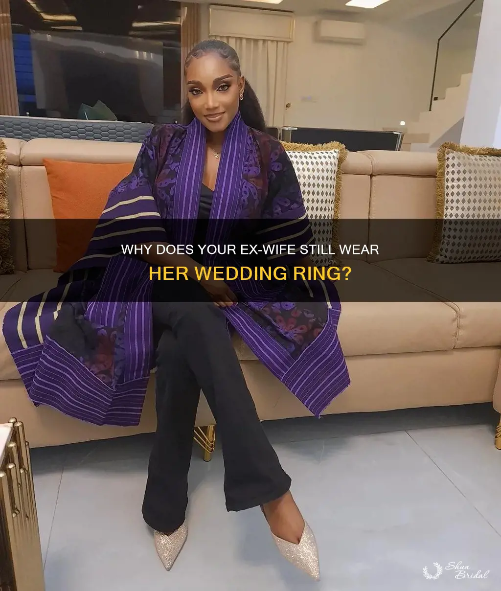 does ex married womanstill were there wedding ring