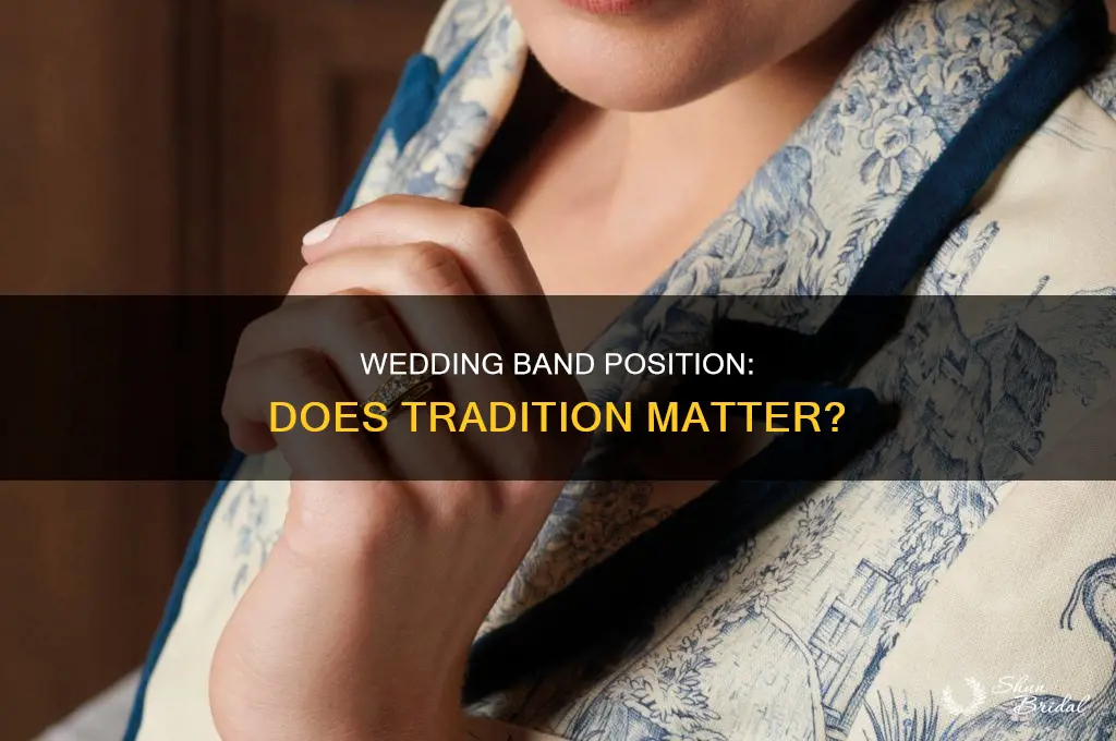 does it matter which side my wedding bnd is on