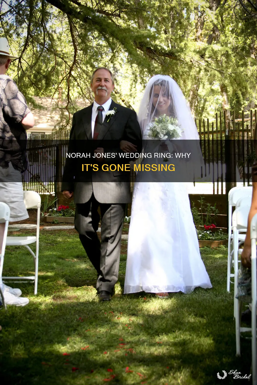 has norah jones removed her wedding ring
