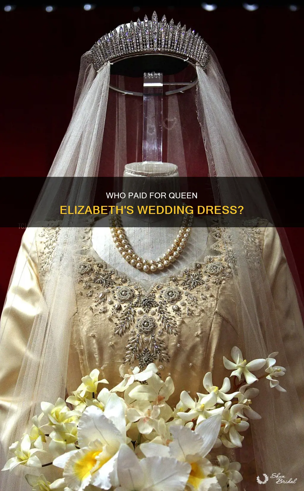 how did queen elizabeth pay for her wedding dress
