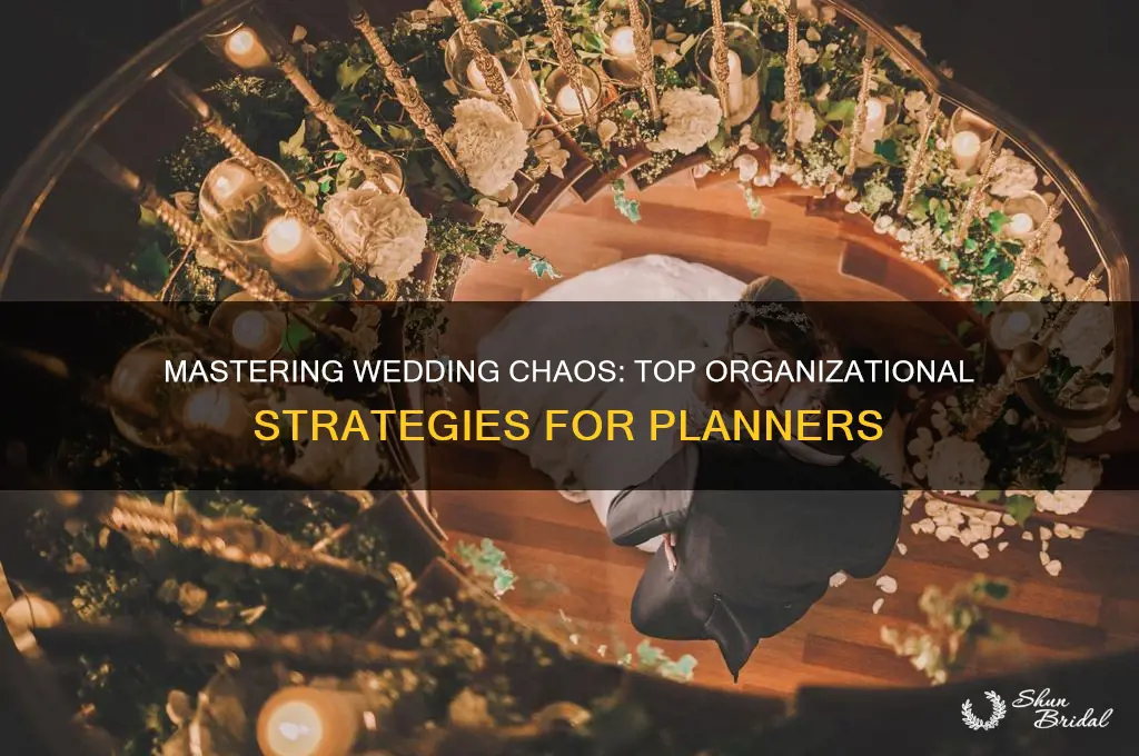 how do wedding planners stay organized