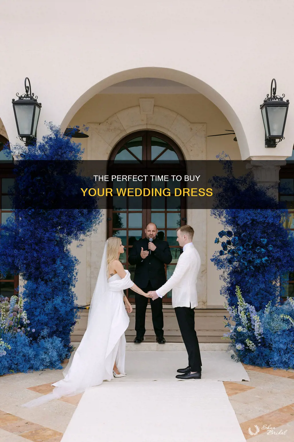how fwr in advance to buy wedding dress