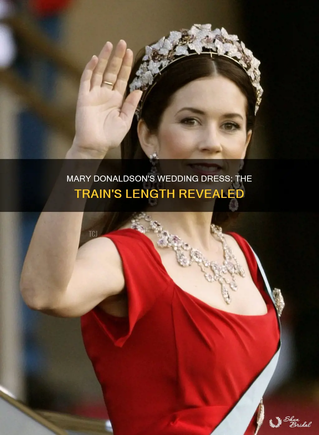 how long was mary donaldson wedding dress train
