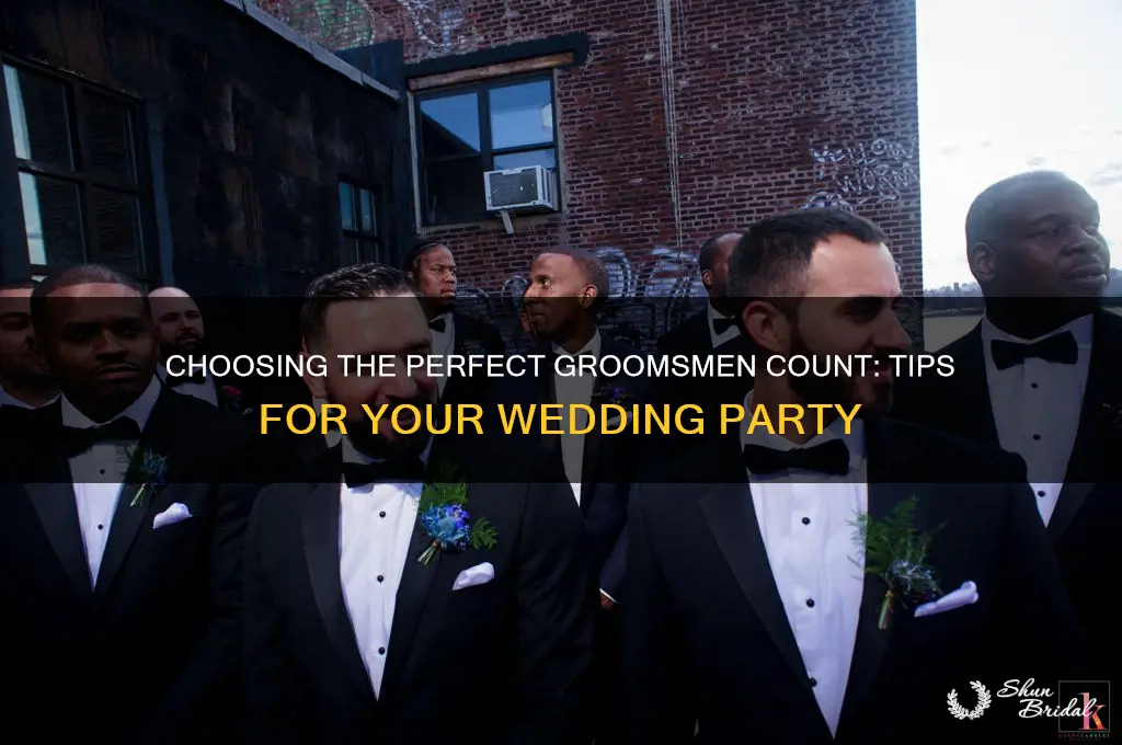 how many people should be groomsmen