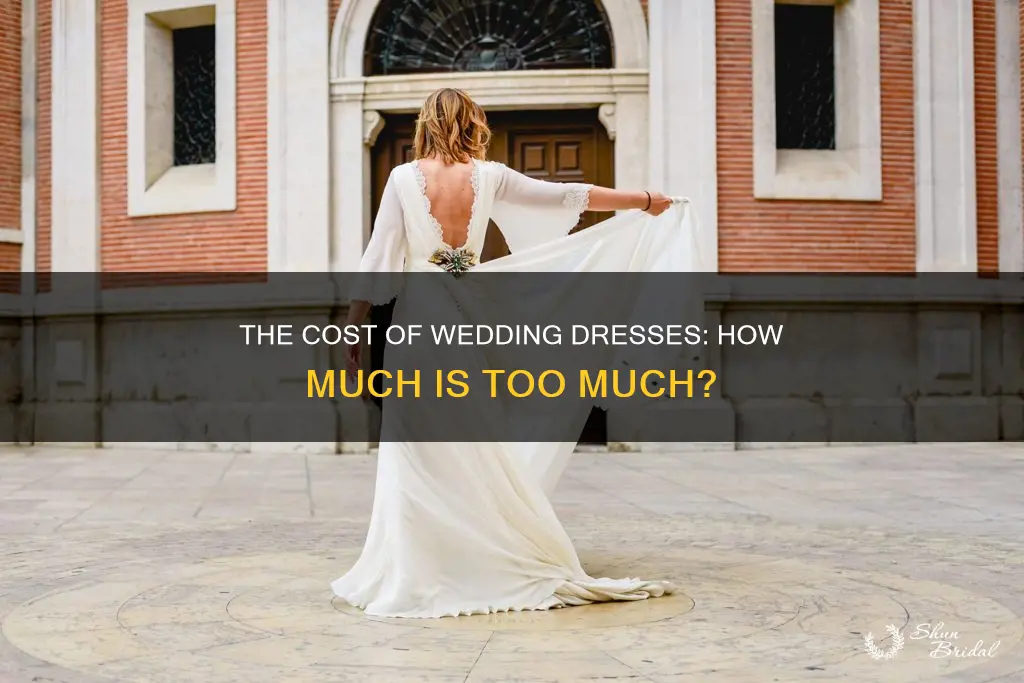 how much average spend on wedding dress