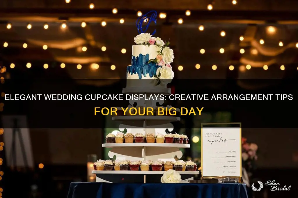 how to arrange cupcakes for a wedding