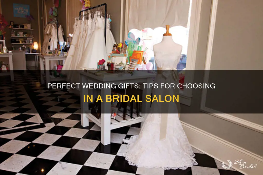 how to choose a gift in wedding salon