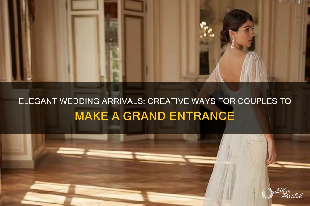 how to couples arrive to their wedding
