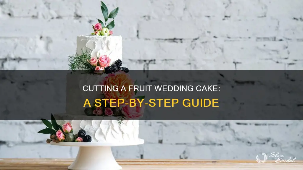 how to cut a fruit wedding cake