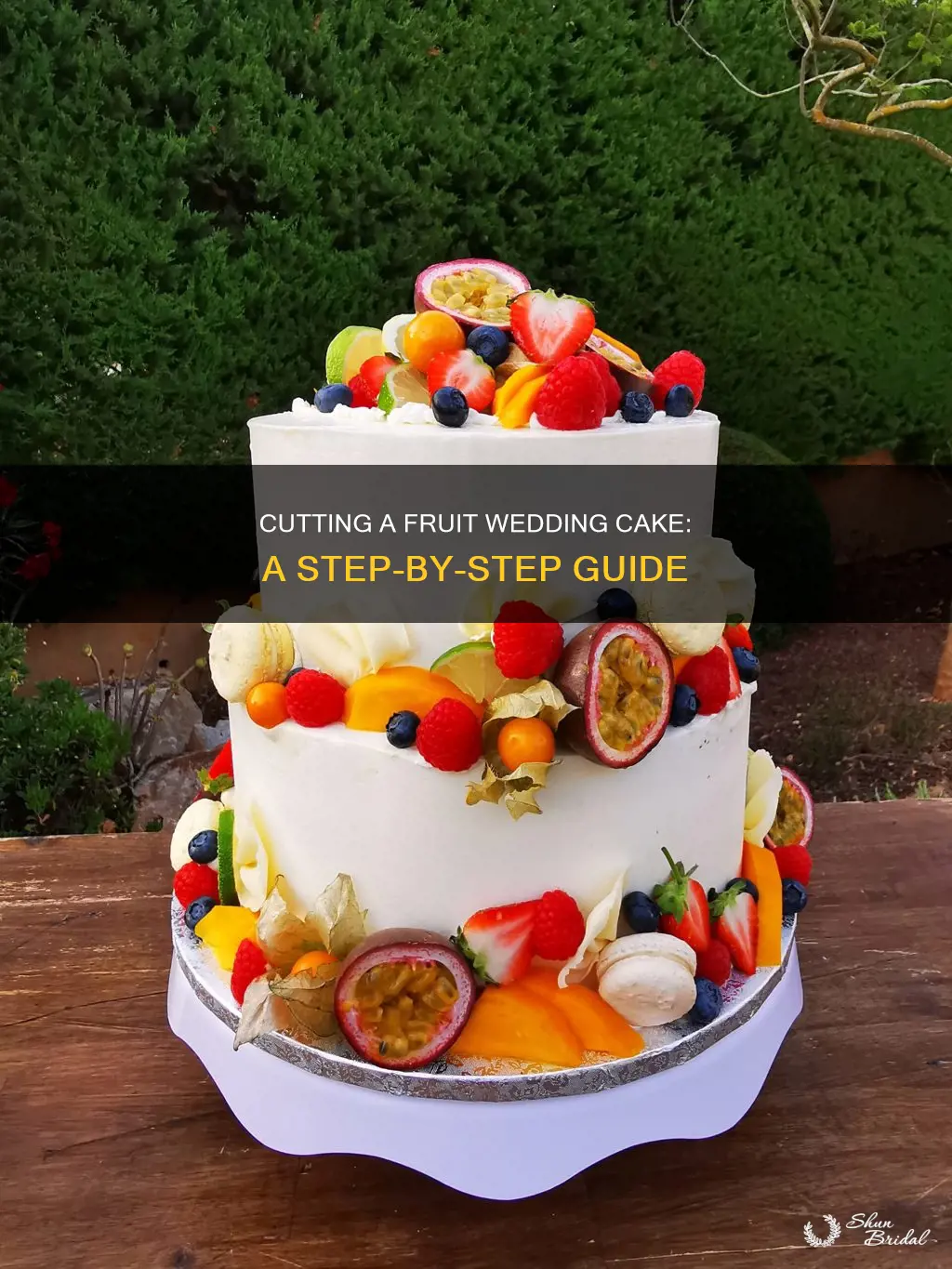 how to cut a fruit wedding cake