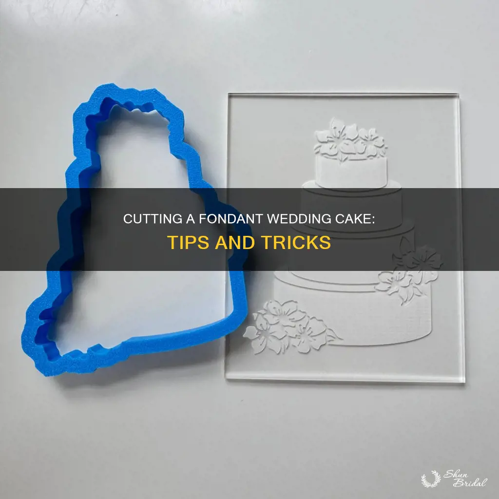 how to cut a wedding cake with fondant