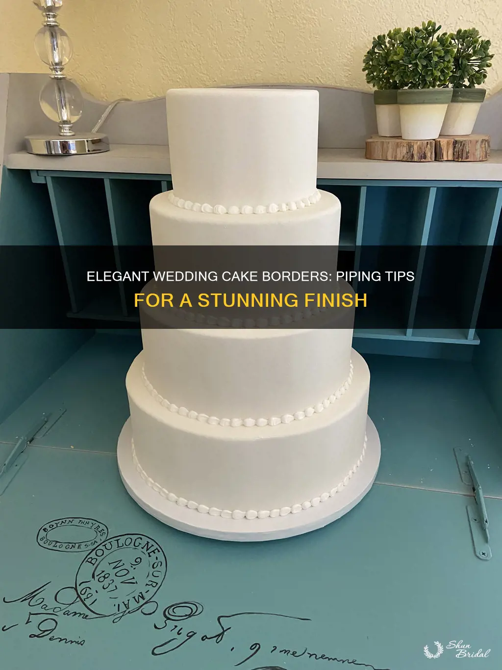 how to easily pipe borders on wedding cake