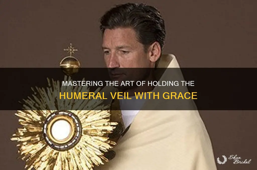 how to hold humeral veil