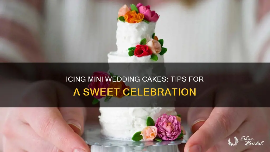 how to icing mini wedding cakes