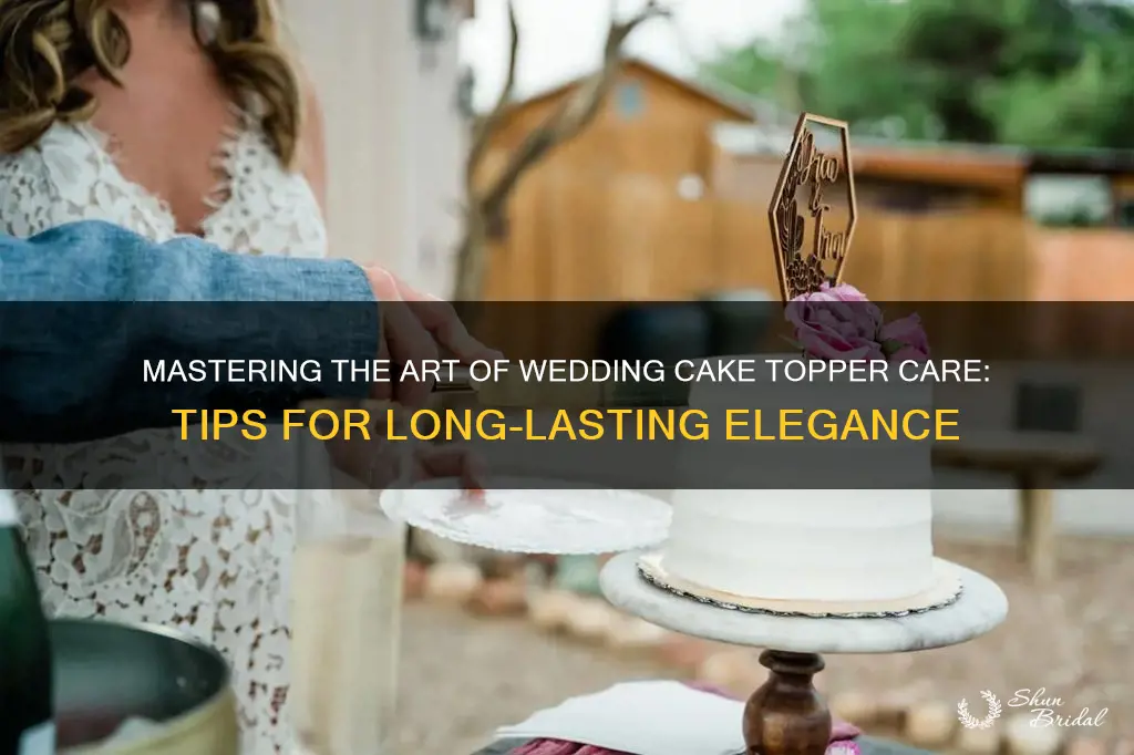 how to keep top tier of wedding cake