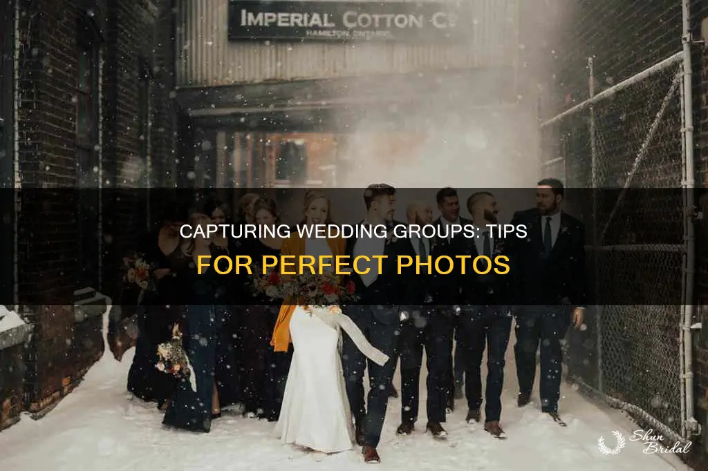 how to photograph groups at weddings