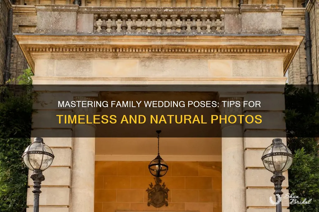 how to pose family at weddings