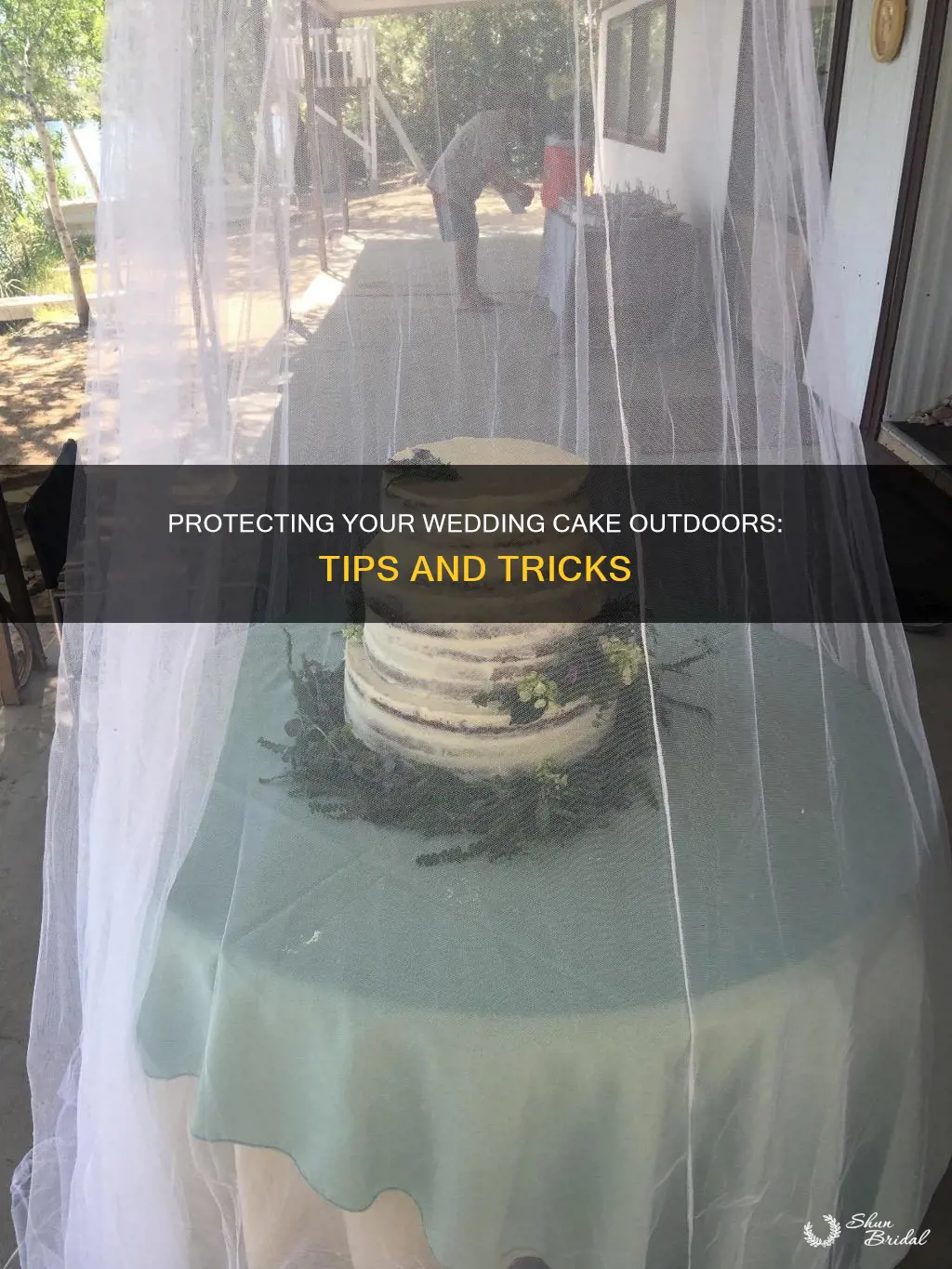 how to protect an outdoor wedding cake