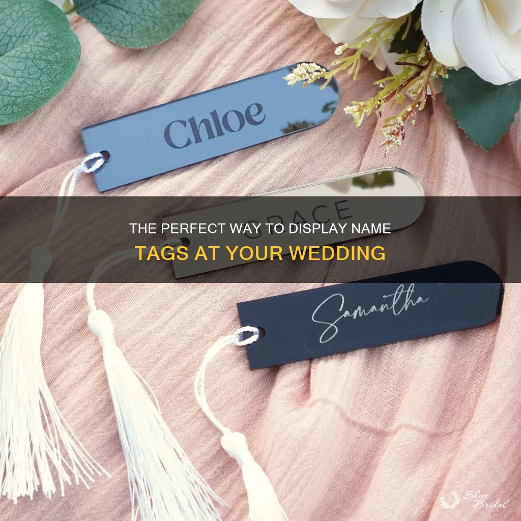 how to put name tags on table for wedding