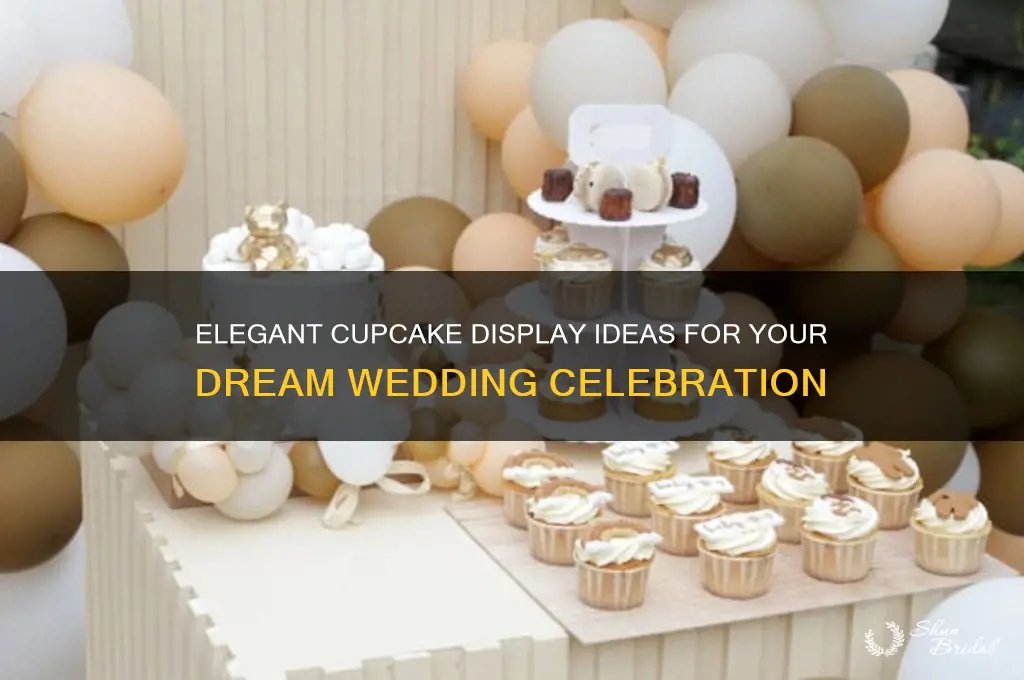 how to serve cupcakes at a wedding