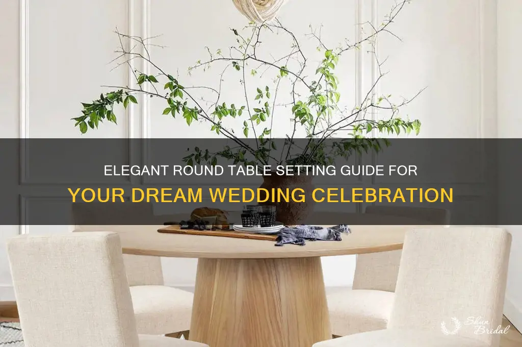 how to set a round table for a wedding