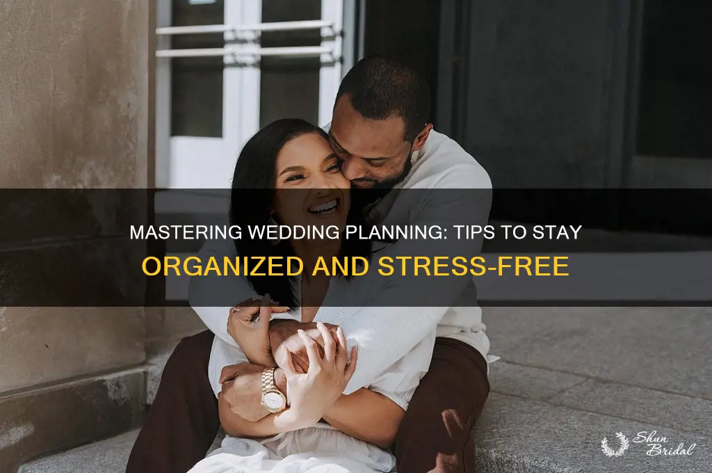 how to stay organized for a wedding