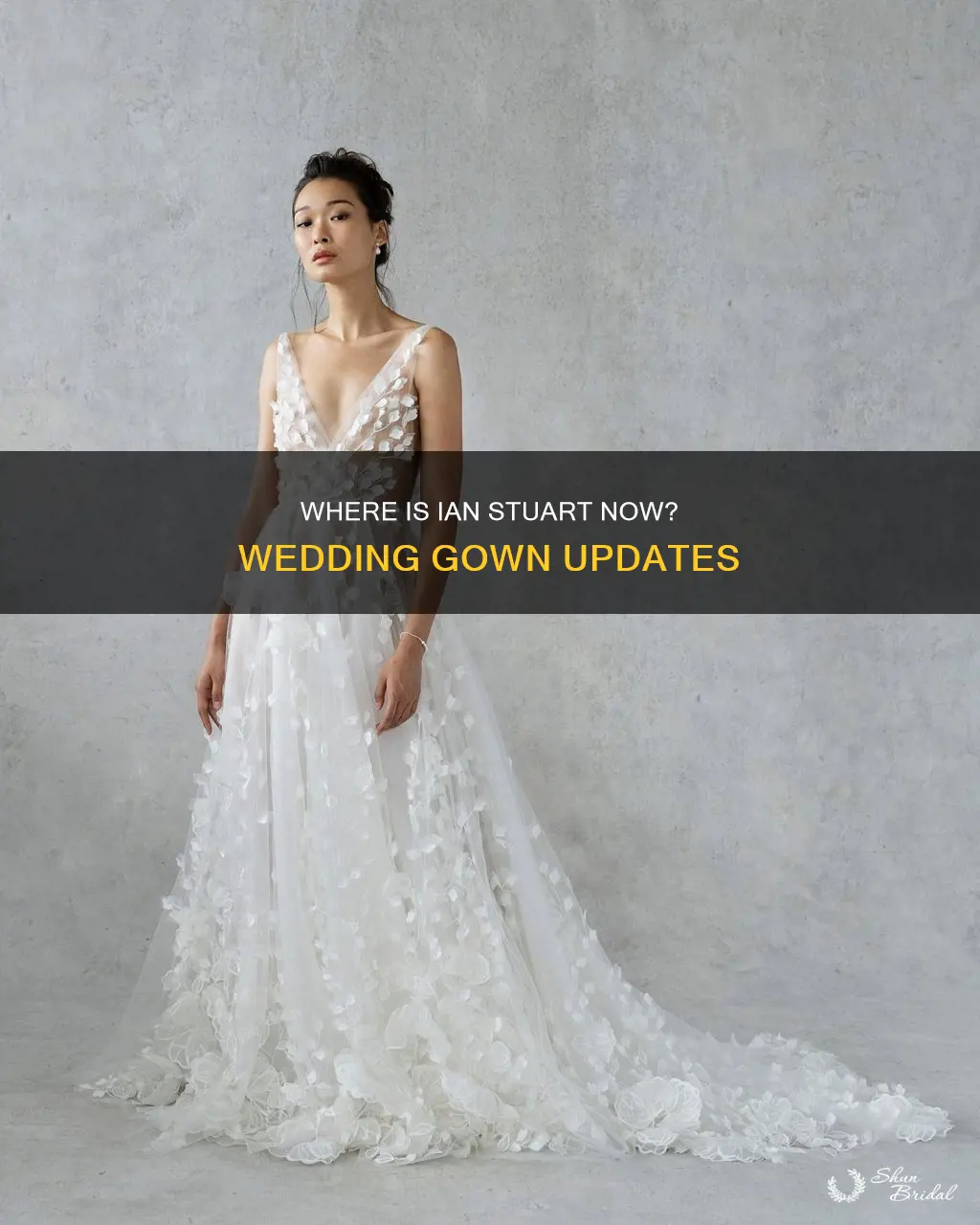 is ian stuart still designing wedding dresses
