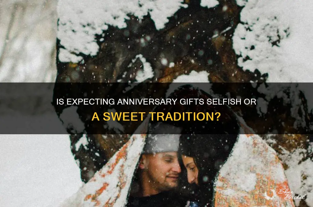 is it wrong to expect gift for wedding anniversary