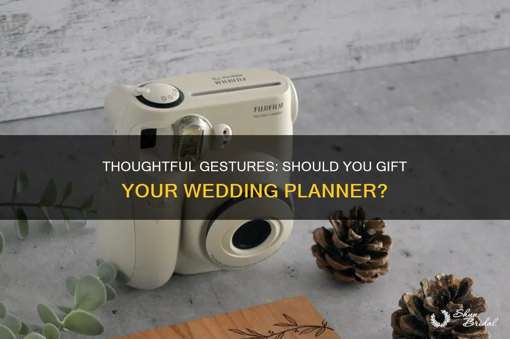 should i get my wedding planner a gift
