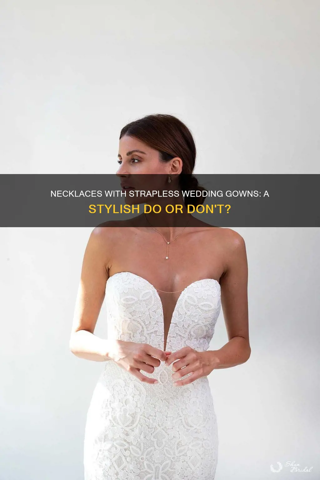 should I wear a necklace with a strapless wedding dress