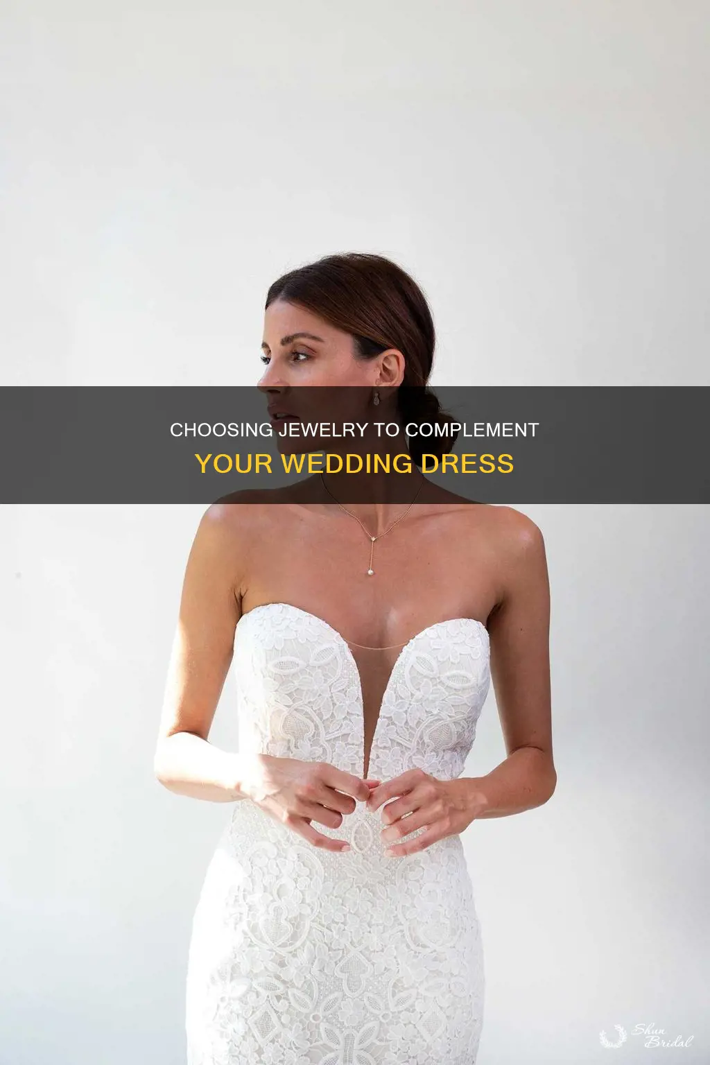 should I wear jewelry with my wedding dress