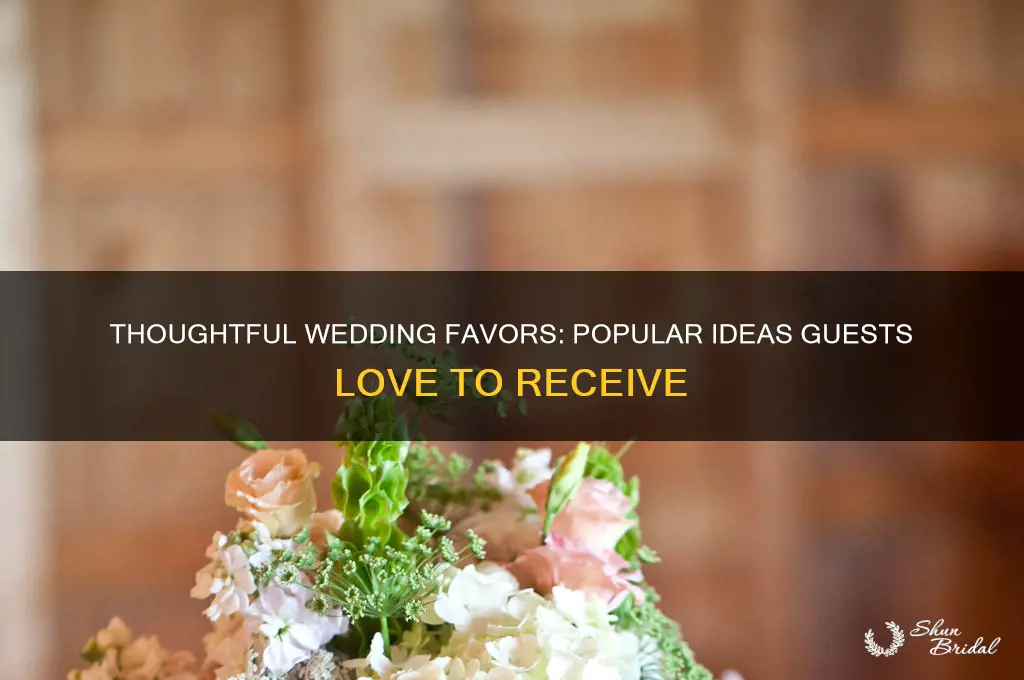 what do people usually give as wedding favors