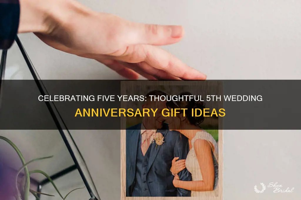 what do you buy for 5 year wedding anniversary