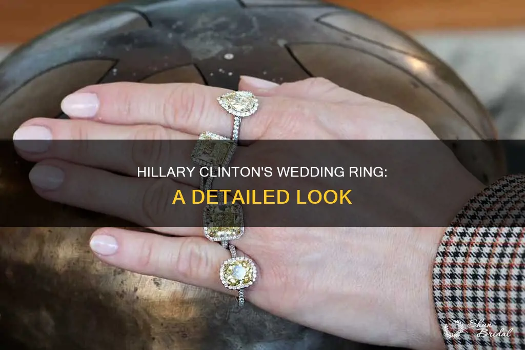 what does hillary clinton wedding ring look like