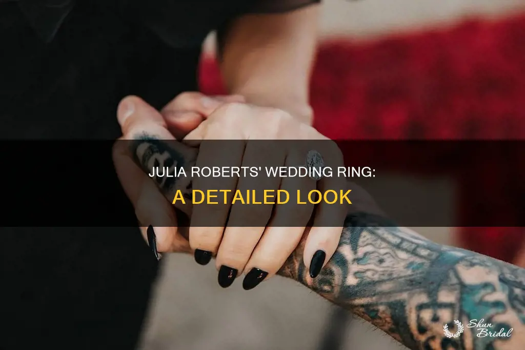 what does julia roberts wedding ring look like