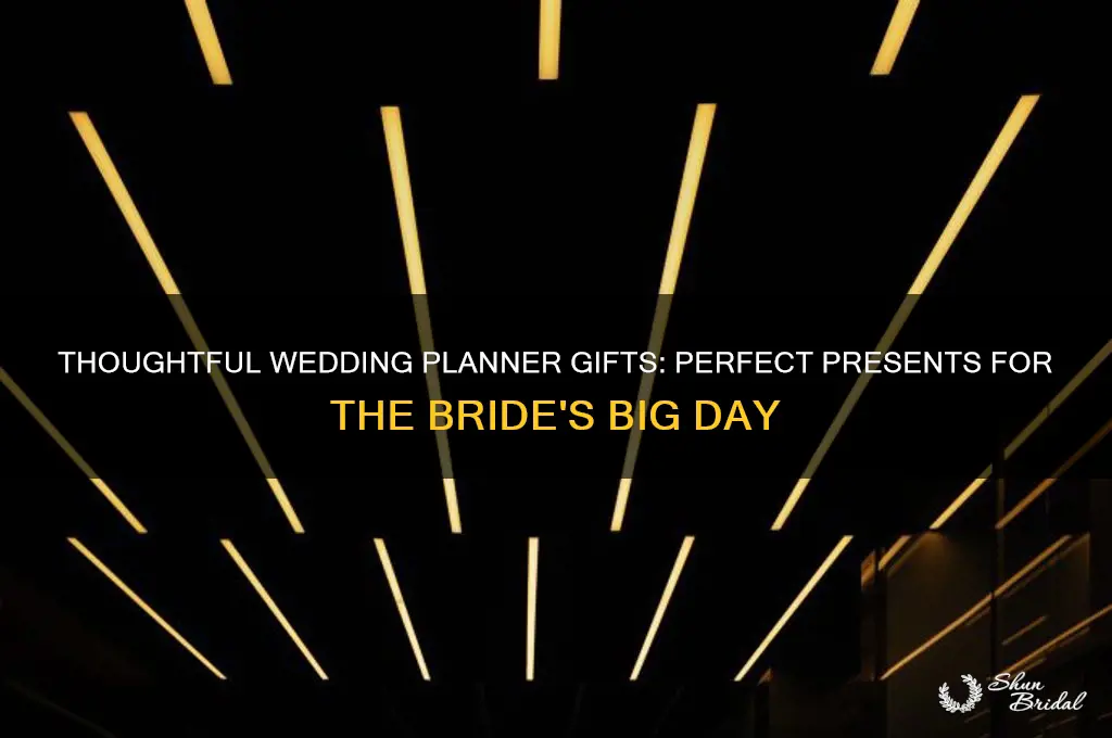 what gift does a wedding planner give to a bride