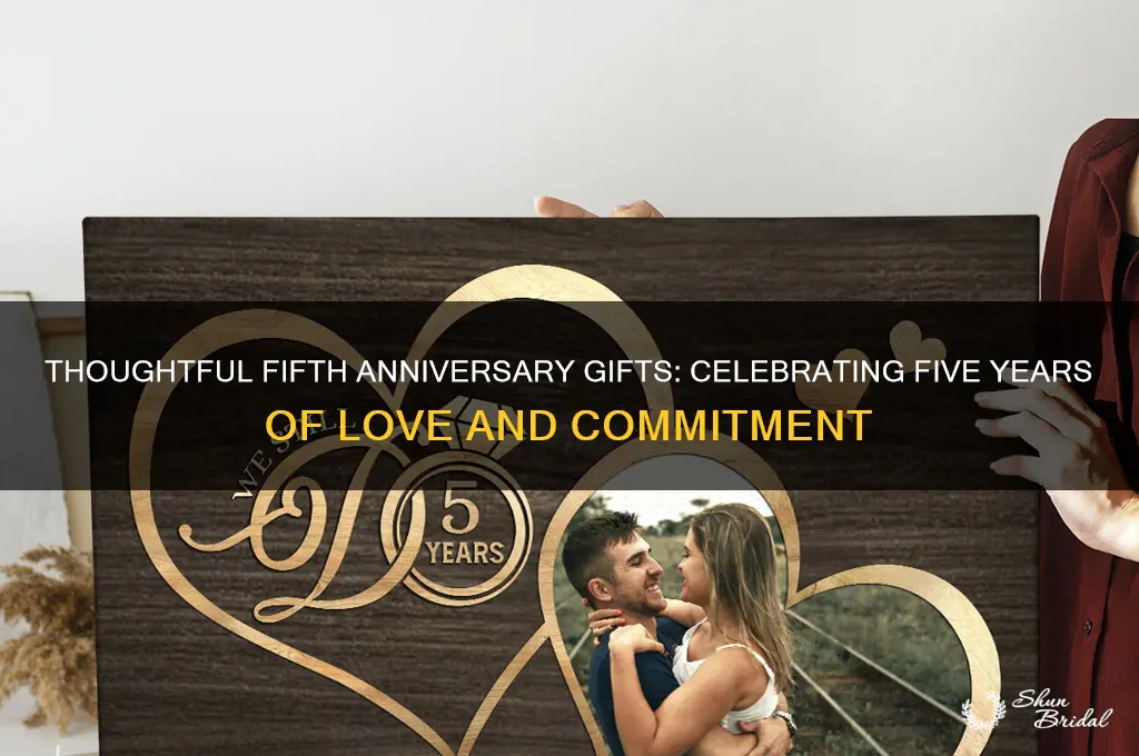 what gift fir fifth wedding anniversary