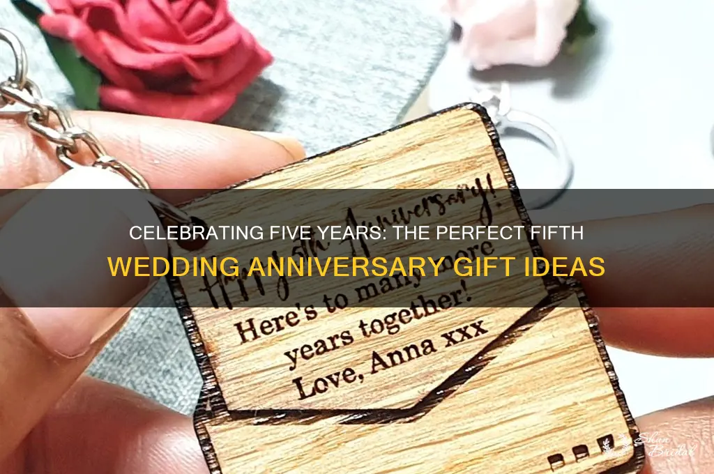 what is the fifth wedding anniversary gift
