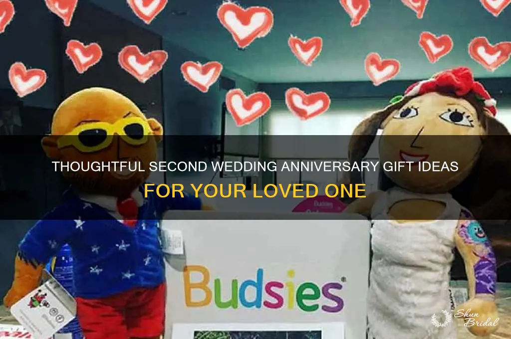 what is the gift for the second wedding anniversary