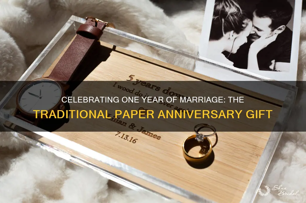 what is the traditional 1 year wedding anniversary gift