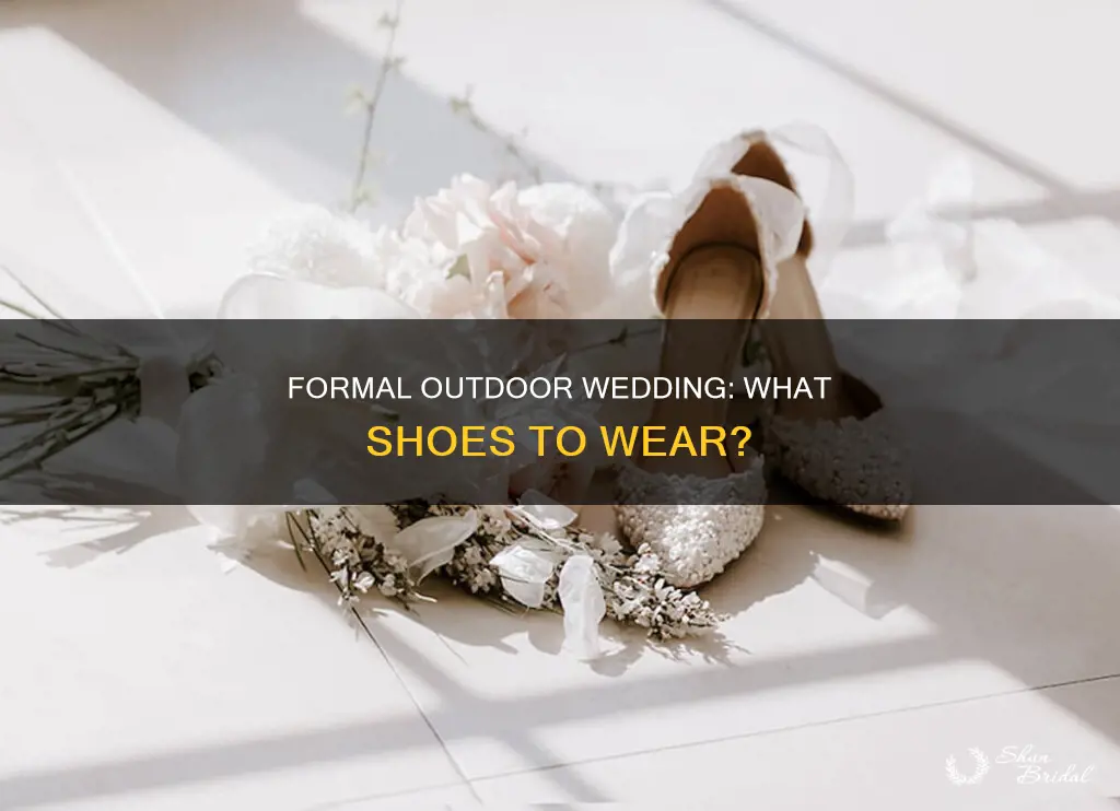 what shoes to wear to outdoor wedding with formal dress