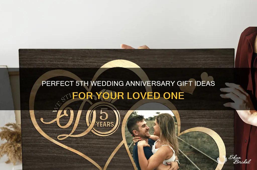 what type of gift for 5th wedding anniversary