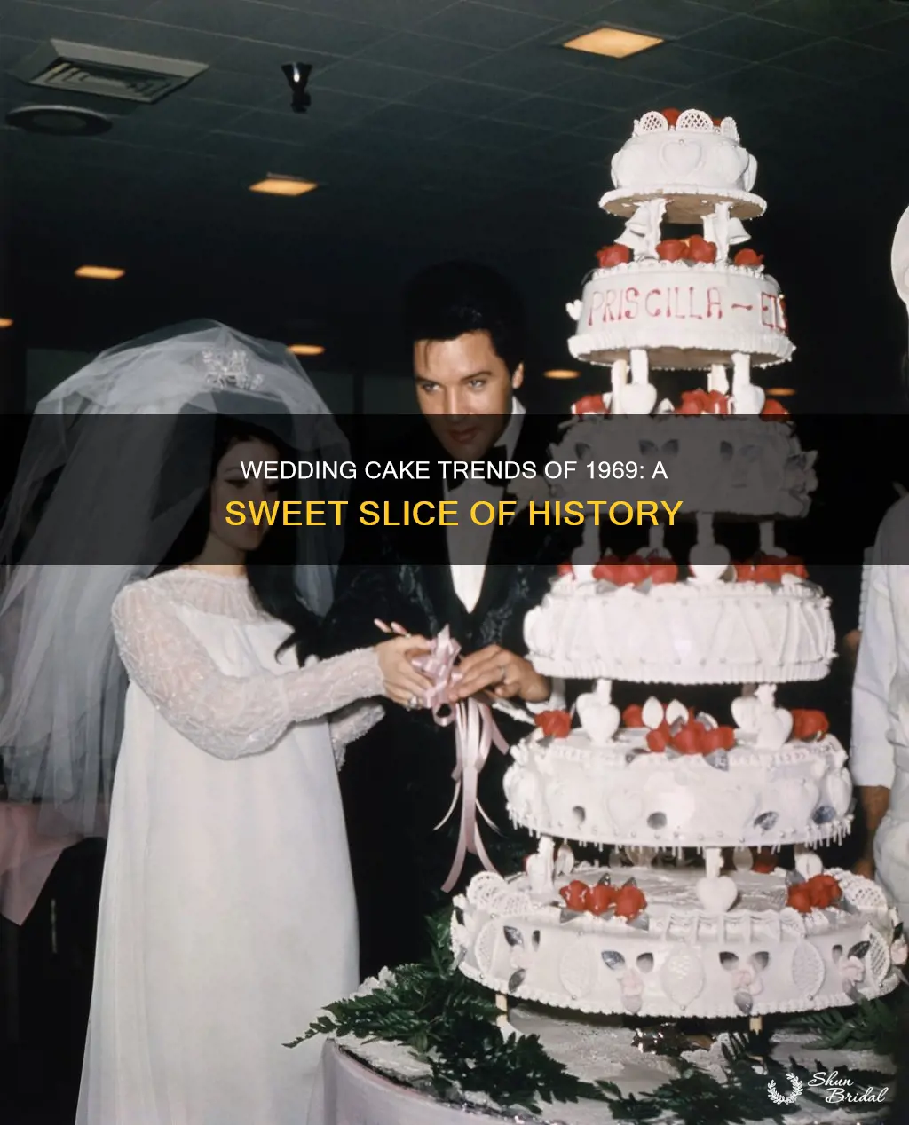 what was a wedding cake like in 1969