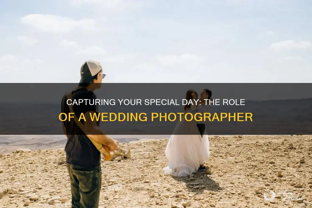what will a wedding photograper do