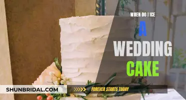 Icing a Wedding Cake: The Perfect Timing Guide